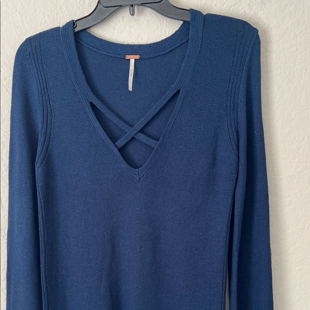 Like New! Free People Navy Blue Knit Crisscross Hi-Lo V-Neck Tunic Sweater in S - Picture 4 of 12